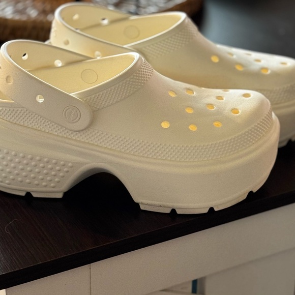 CROCS Women's Cream Mules - Picture 4 of 5